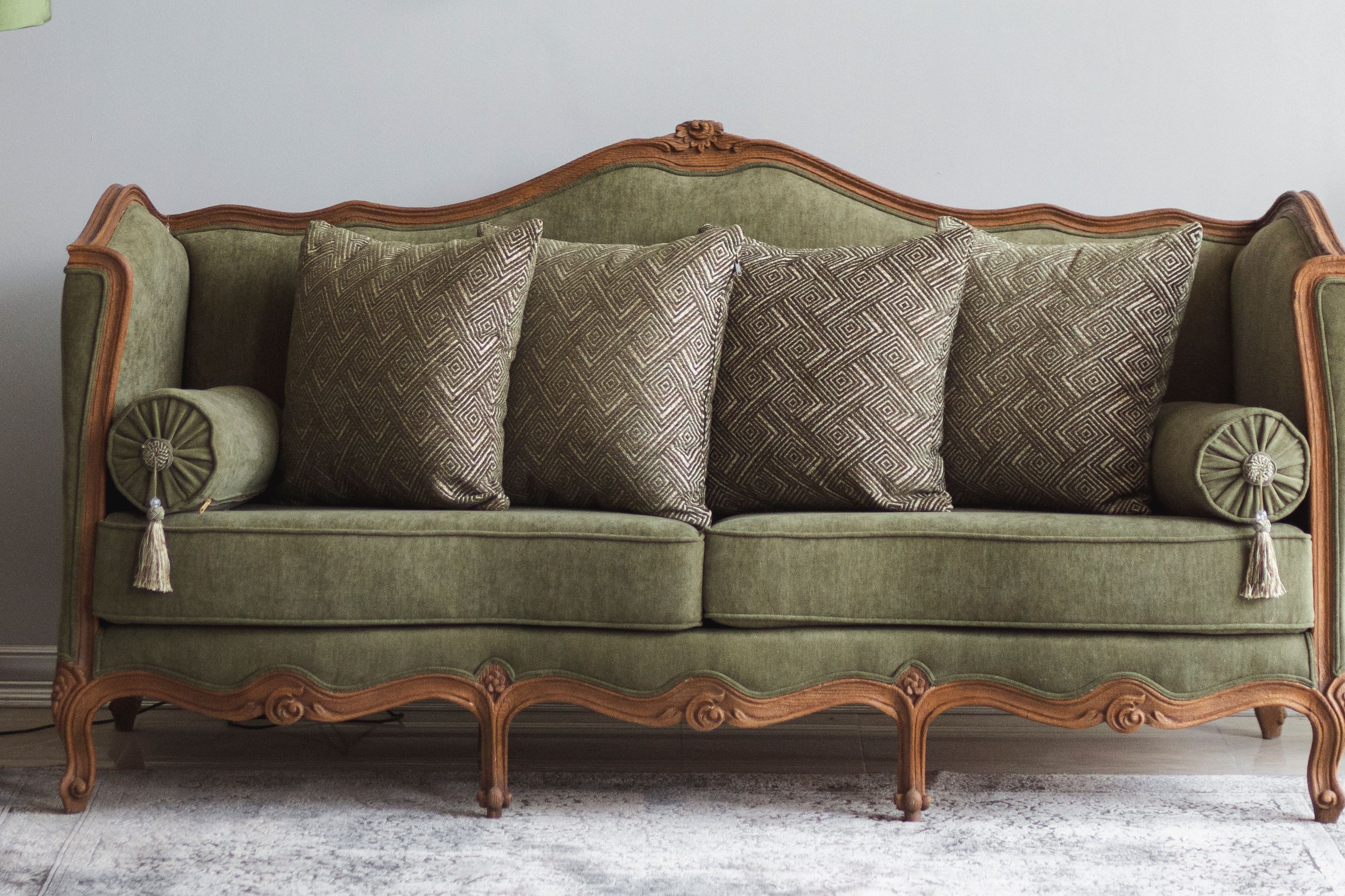 Neu bezogenes Sofa in edlem Samt – hochwertige Stoffe und saubere Verarbeitung schenken Lieblingsmöbeln ein zweites Leben.